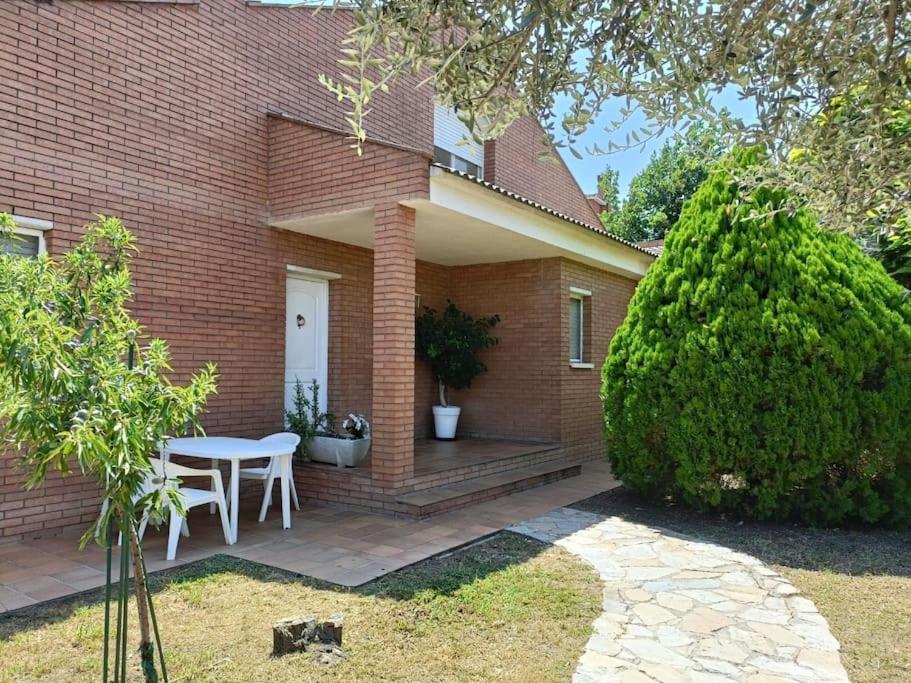 Casa Con Jardin Y Piscina Privada. Villa Santa Eulalia de Ronsana ภายนอก รูปภาพ