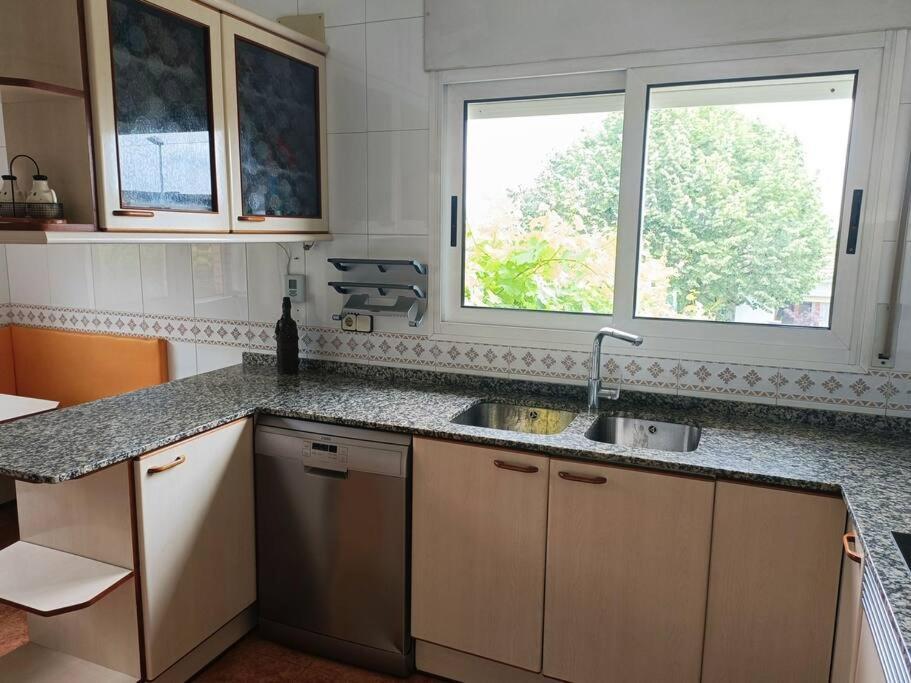 Casa Con Jardin Y Piscina Privada. Villa Santa Eulalia de Ronsana ภายนอก รูปภาพ