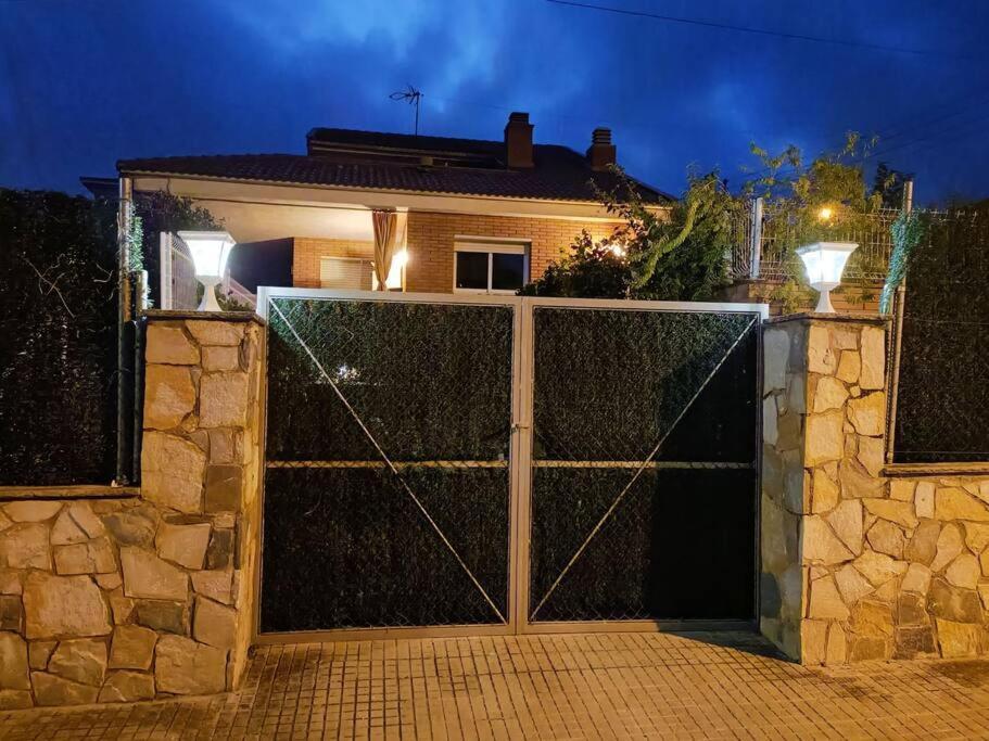 Casa Con Jardin Y Piscina Privada. Villa Santa Eulalia de Ronsana ภายนอก รูปภาพ
